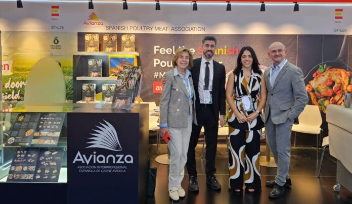 De derecha a izquierda: José Miguel Herrero, director general de Alimentación; Marta Lafarque, responsable de internacionalización de AVIANZA; Jordi Montfort, secretario general de AVIANZA y María Naranjo, directora de Industria Alimentaria del ICEX en GULF FOOD Dubai en febrero 2024 promoviendo la internacionalización de la carne de ave española.