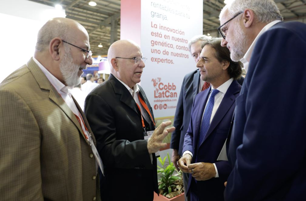 En la foto, Osler Desouzart de Brasil, que impartio la charla sobre “Consumidor avícola: tendencias en el consumo de proteínas”, conversando con el Presidente de Uruguay.