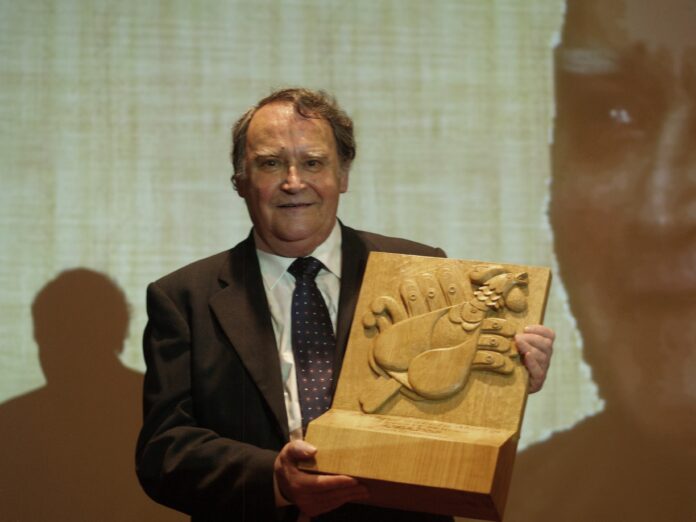 Enrique García Martín recibiendo el Homenaje y nombramiento como Presidente de Honor de AviAlter. (Expoaviga, 9 junio 2010)