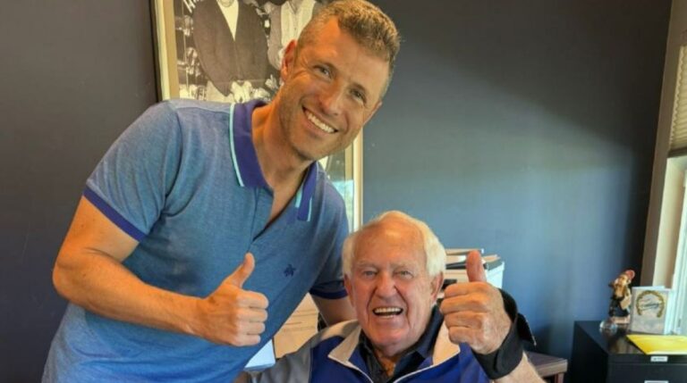 Ricardo Faria, de Global Eggs, con el fundador de Hillandale Farms, Orland Bethel