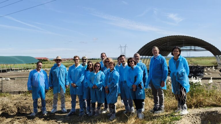 Los asistentes a la Asamblea General de EURO FOIE GRAS visitando la granja de Selectos de Castilla en la primera semana de junio 2025