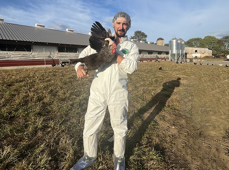 En la imagen, el autor del artículo, el DVM Alexander W. Strauch, Veterinario Avícola, director técnico de Four Star Veterinary