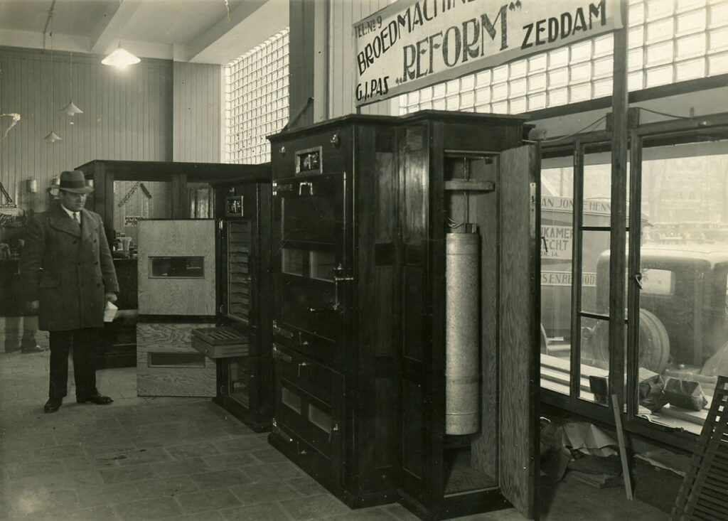 Stand en la feria "Ornitophilia" (precursora de la VIV EUROPE) de la empresa PAS REFORM. Año 1931