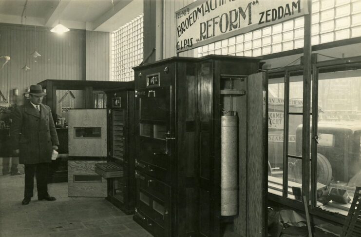 Stand en la feria "Ornitophilia" (precursora de la VIV EUROPE) de la empresa PAS REFORM. Año 1931