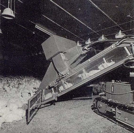 Una de las constantes en las sucesivas ediciones de esta feria ha sido la presentación de nuevas automatizaciones para el sector avícola.
En la edición de 1988 de VIV EUROPE tuvo lugar la presentación de un sistema automático por succión para la recogida de pollos.