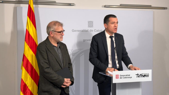 Brote-Gripe-Aviar-en-Cataluna-20251224-Comparecencia-oficial-at-14.00.40-f El Conseller d'Agricultura de la Generalitat de Catalunya, durante la rueda de prensa ofrecida hoy a pocas horas de la Nochebuena, acompañado del Secretario de Salud Pública , Esteve Fernández. Foto: ACN