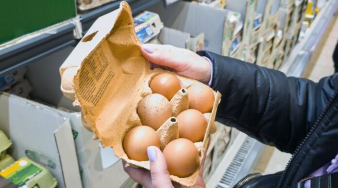 huevos-persona-comprando